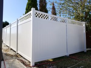 Privacy Fence vinyl privacy fence lattice outdoor white 1 300x225